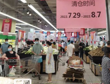 石家莊兩大知名連鎖超市撤店，店員用液壓搬運車搬運貨柜